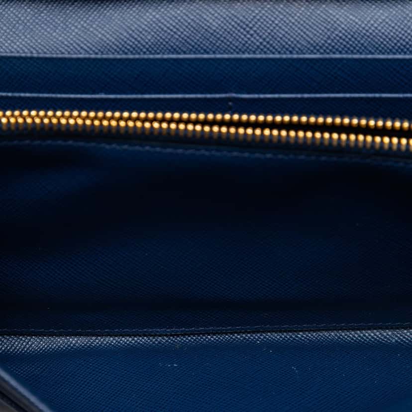 Prada Saffiano Wallet On Chain Blue Leather Very good condition - Model View