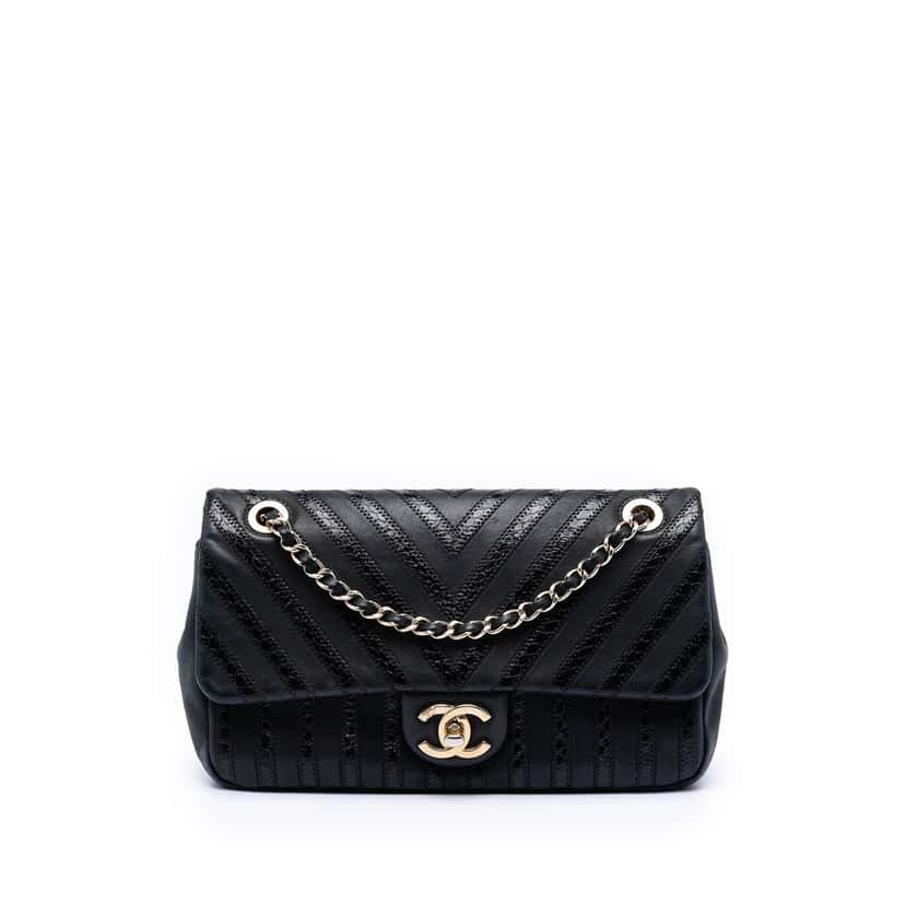 Chanel Chevron Python Embossed Calfskin and Suede Single Flap Black Leather Very good condition - Front View