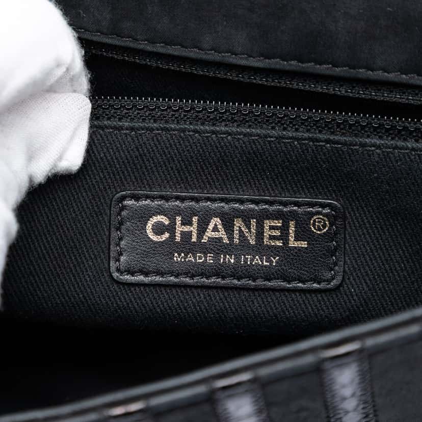 Chanel Chevron Python Embossed Calfskin and Suede Single Flap Black Leather Very good condition - Model View