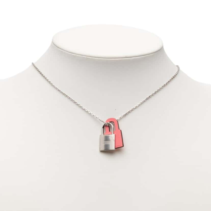 Hermès Palladium Plated and Swift O Kelly Pendant Necklace Silver Metal Very good condition - Model View