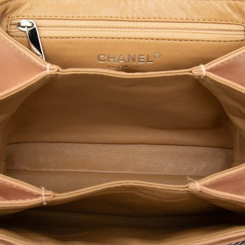 Chanel Washed Lambskin Bijoux Chain Accordion Flap Beige Leather Very good condition - Model View