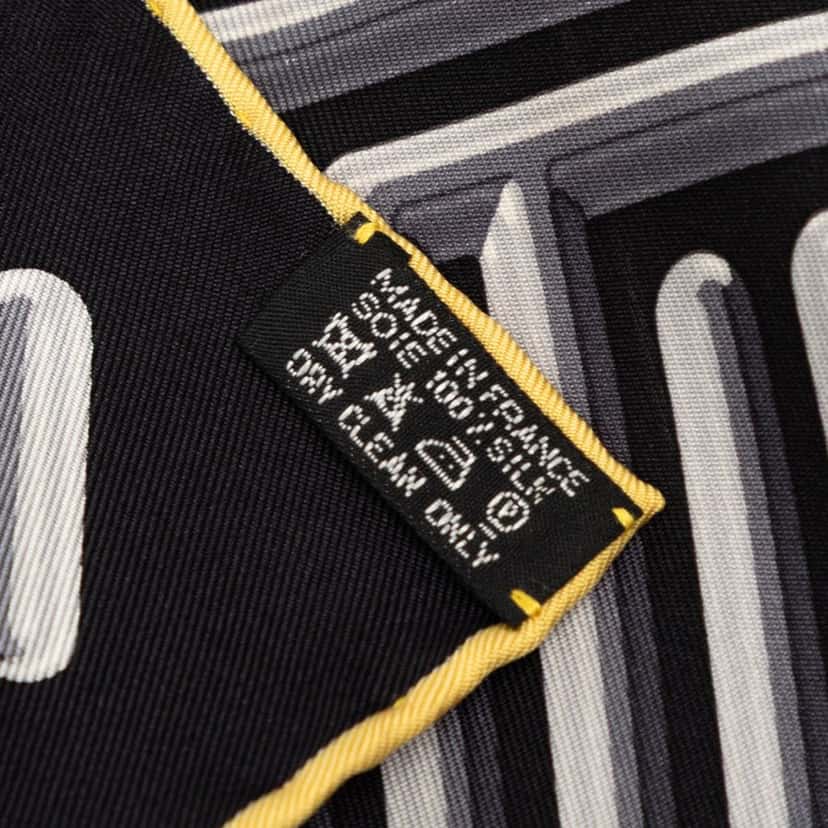 Hermès Parcours DH Silk Scarf 90 Black Very good condition - Model View