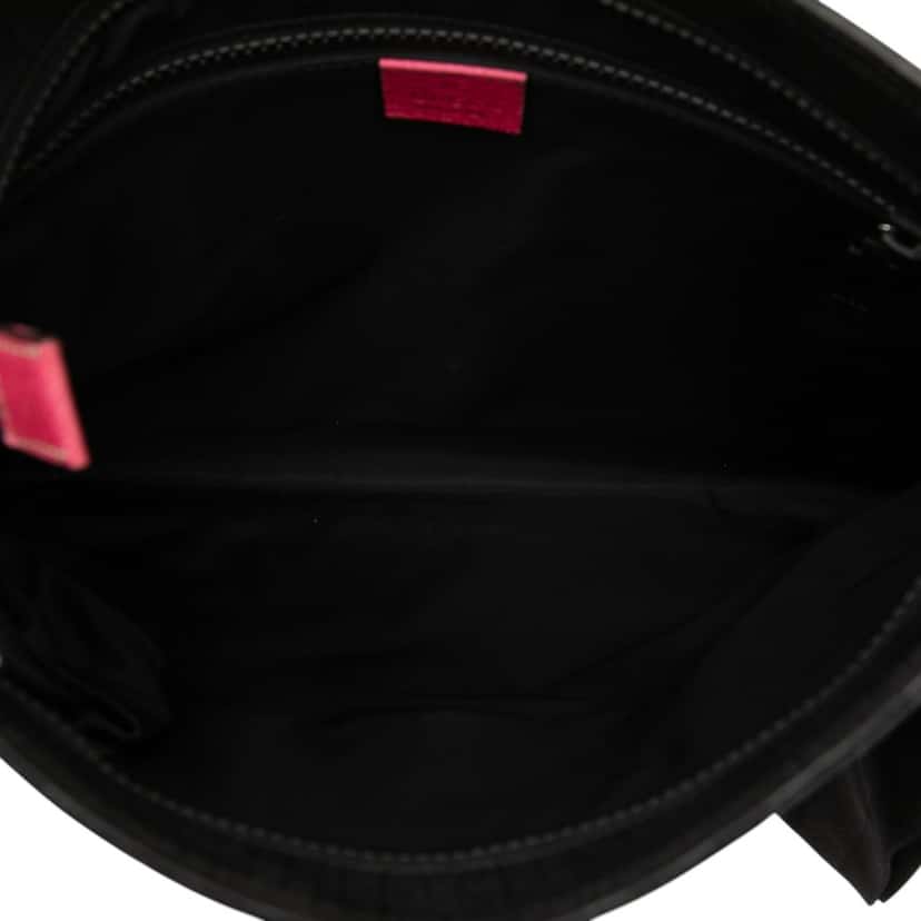 Gucci GG Supreme Trademark Logo Crossbody Black Very good condition - Model View