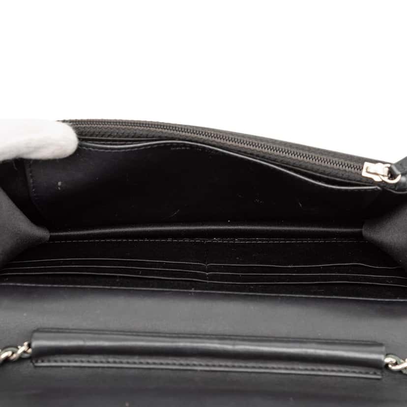 Chanel CC Embossed Patent Camellia Wallet On Chain Brown Leather Very good condition - Model View