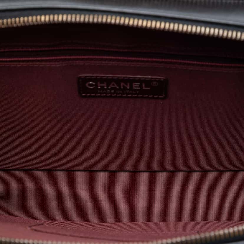 Chanel Medium Quilted Lambskin Coco Boy Camera Bag Black Leather Very good condition - Model View