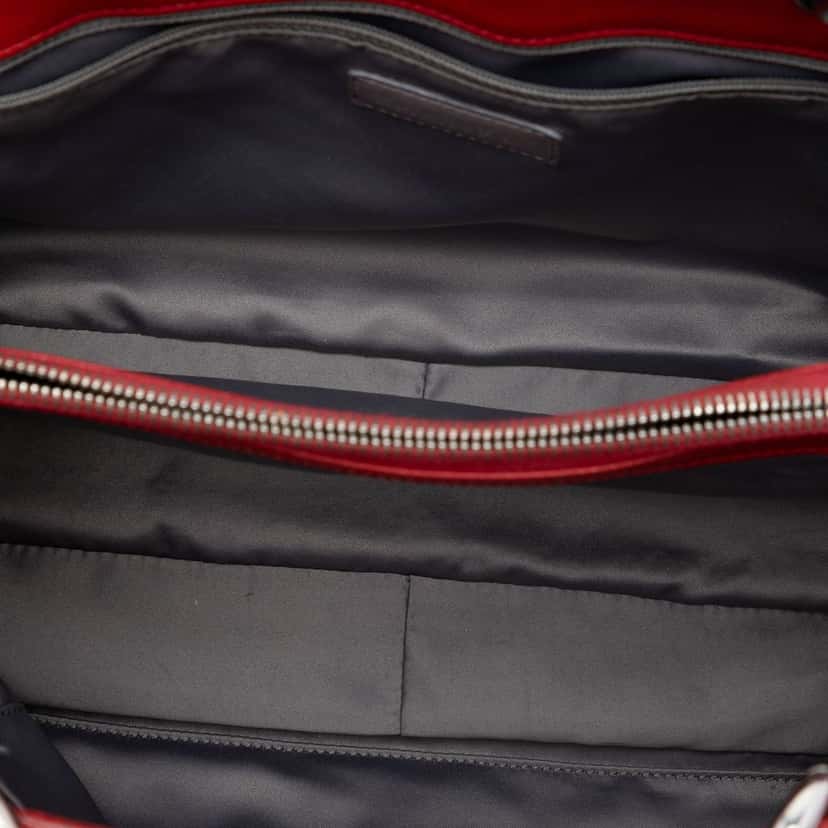 Chanel Caviar Grand Shopping Tote Red Leather Very good condition - Model View