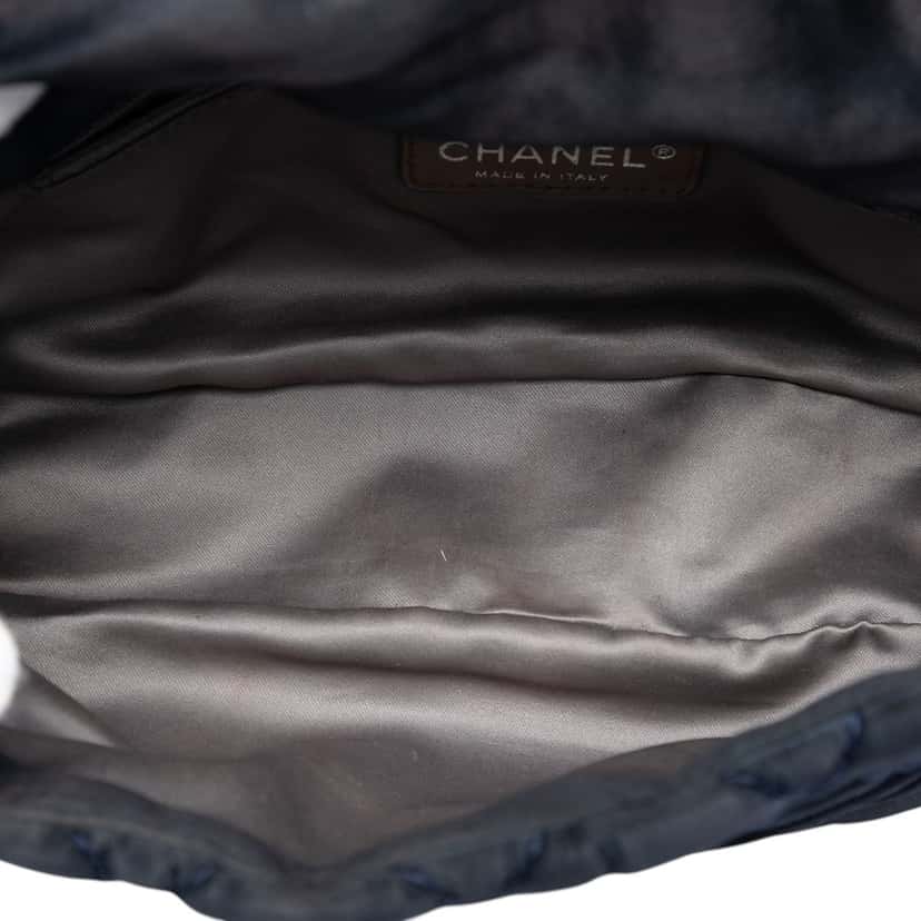 Chanel Medium CC Quilted Satin Single Flap Black Very good condition - Model View