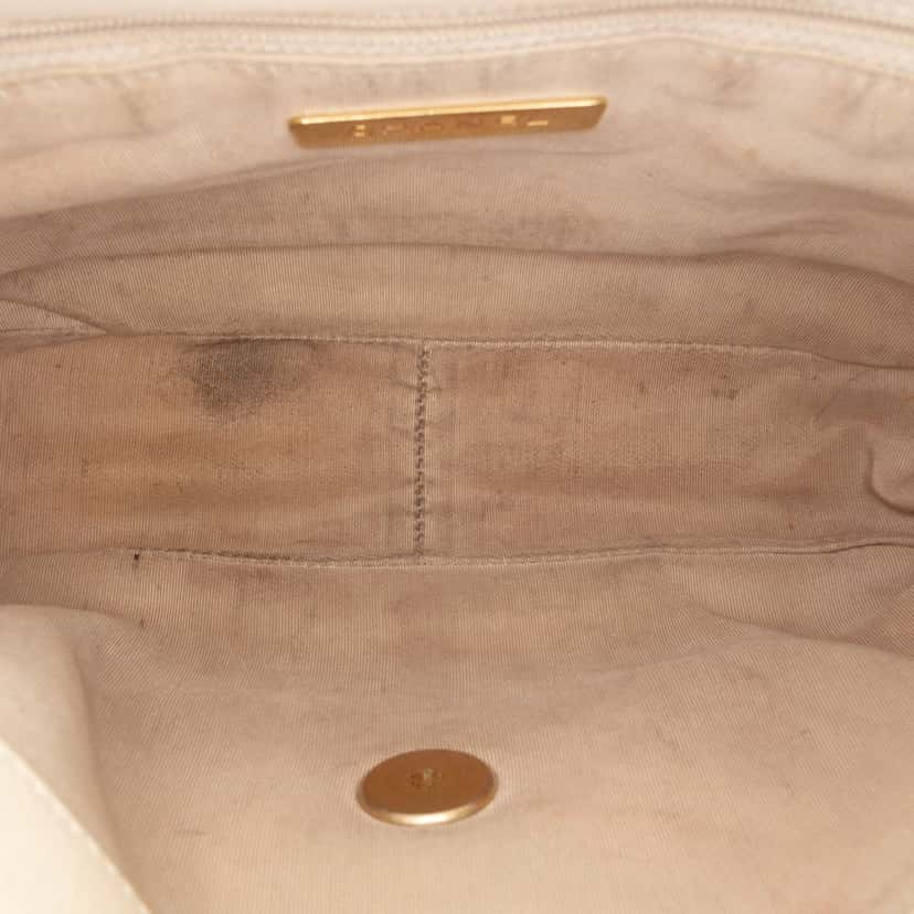 Chanel Medium Lambskin 19 Flap Beige Leather Very good condition - Model View