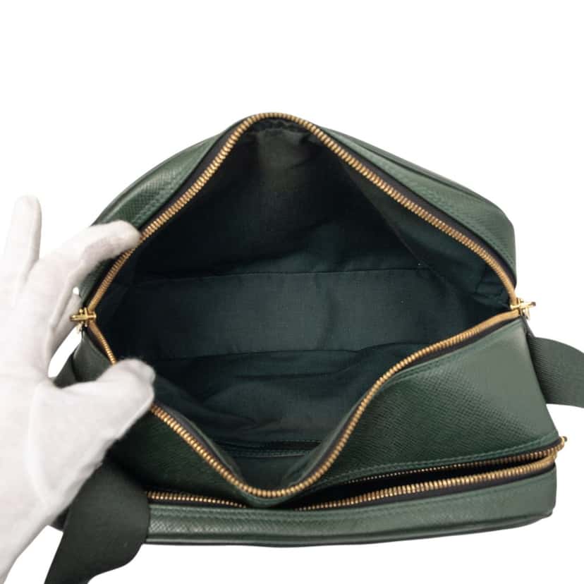 Louis Vuitton Taiga Reporter PM Green Leather Very good condition - Model View