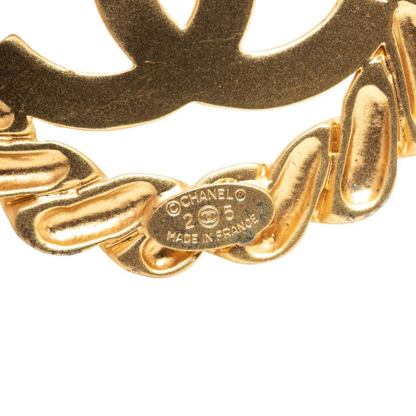 Chanel CC Gold Plated Round Brooch Gold Metal Very good condition - Model View
