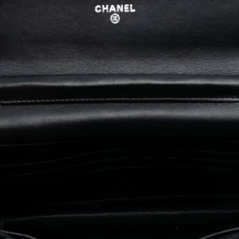 Chanel CC Quilted Crinkled Patent Wallet On Chain Black Leather Very good condition - Model View