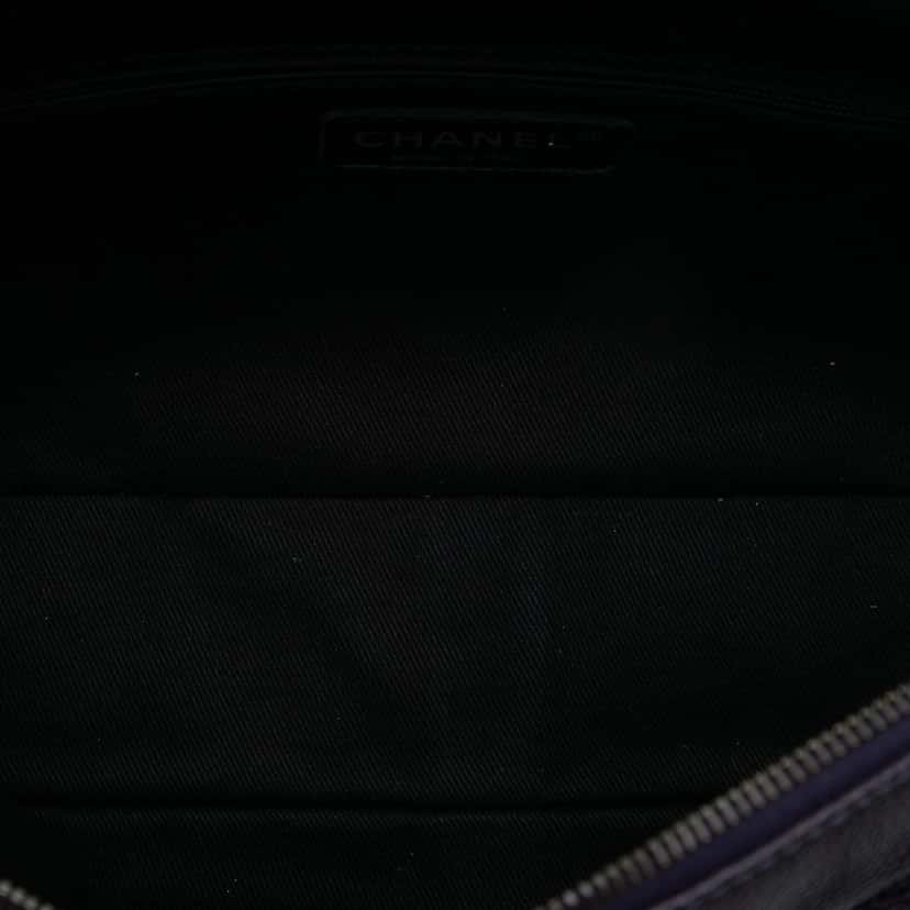 Chanel Jumbo Quilted Iridescent Caviar Easy Flap Purple Leather Very good condition - Model View