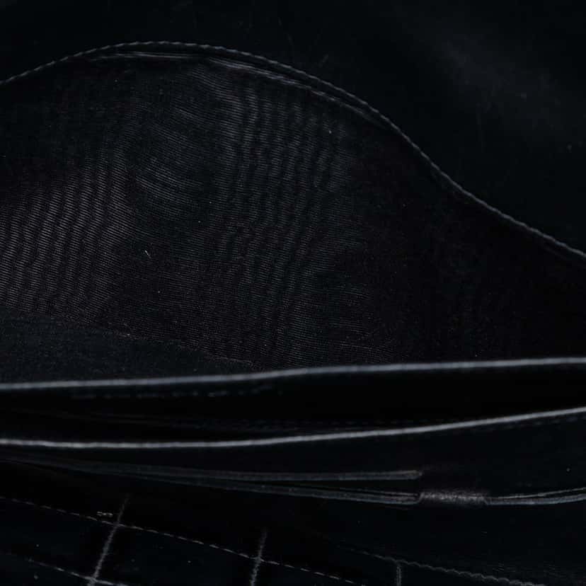 Chanel CC Chocolate Bar Patent Clutch on Chain Black Leather Very good condition - Model View