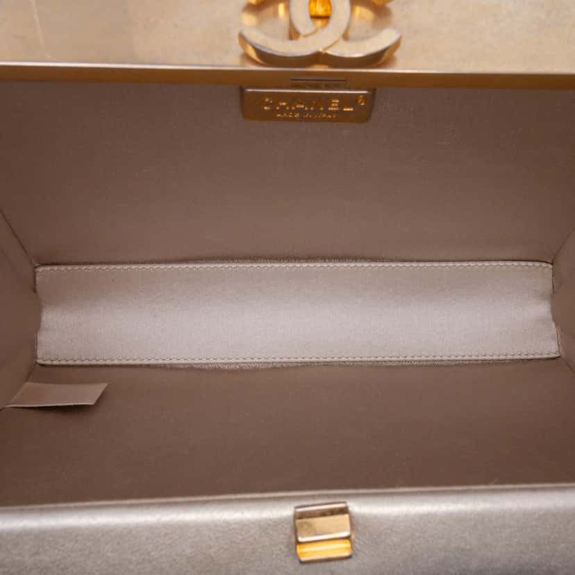 Chanel Chocolate Bar Metallic Lambskin Frame Clutch with Chain Gold Leather Very good condition - Model View