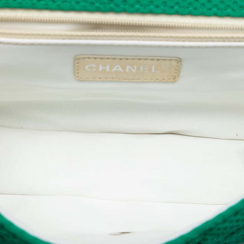 Chanel Medium Classic Mesh Single Flap Green Very good condition - Model View