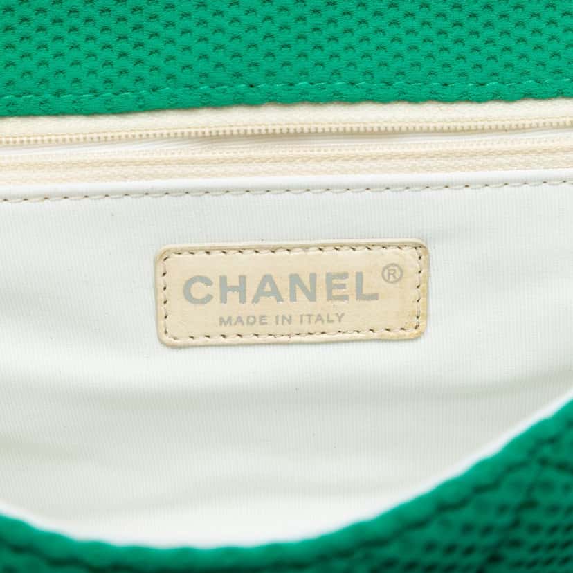 Chanel Medium Classic Mesh Single Flap Green Very good condition - Box View