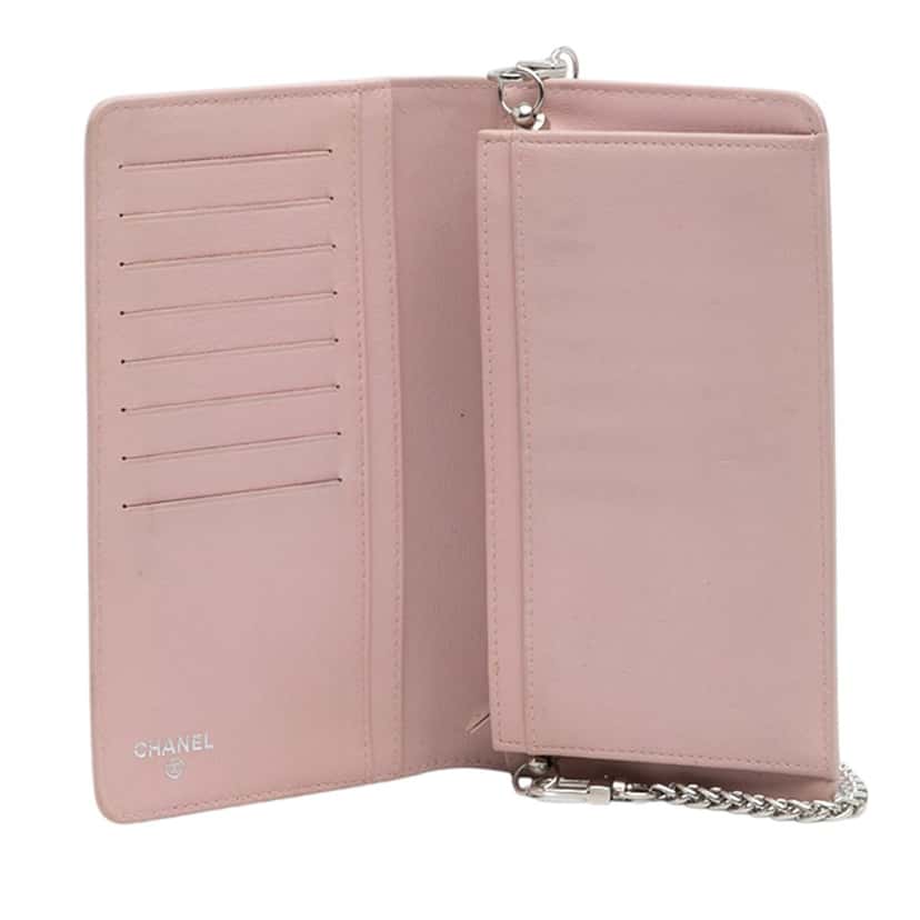 Chanel CC Caviar Wallet On Chain Pink Leather Good condition - Model View