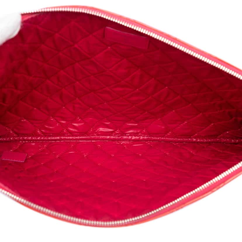 Chanel Large Quilted Patent O Case Clutch Red Leather Very good condition - Model View