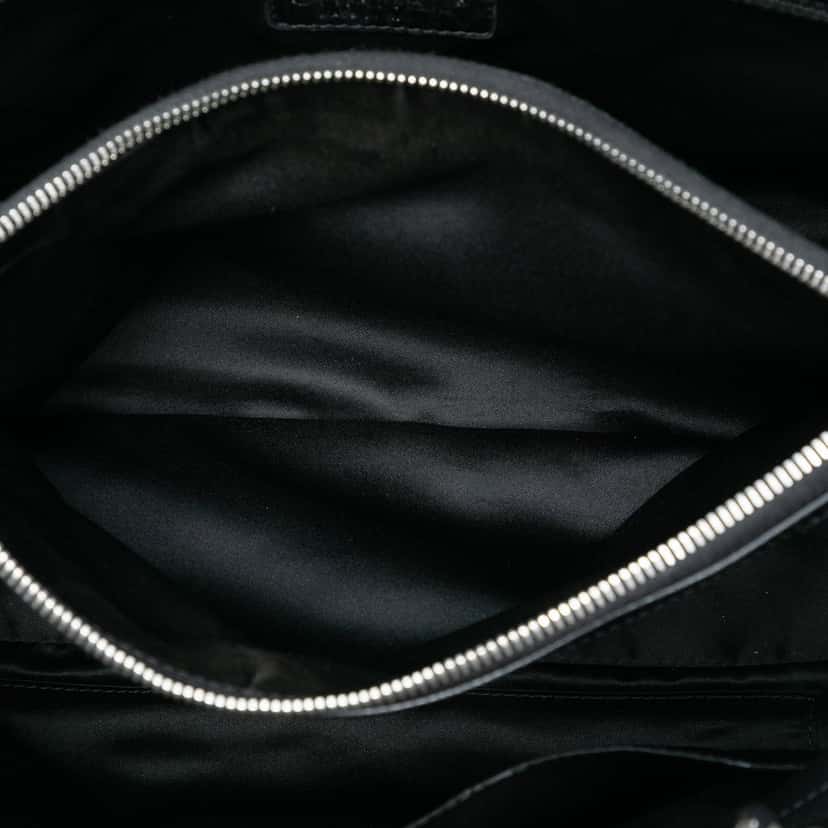 Chanel Caviar Grand Shopping Tote Black Leather Very good condition - Model View