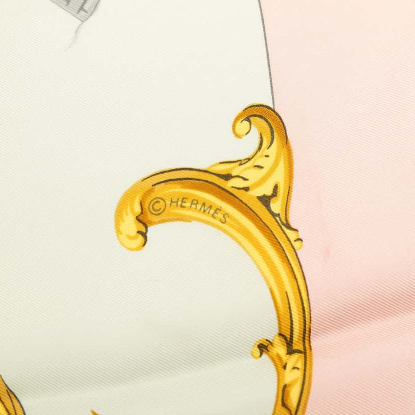 Hermès Bordeaux Porte Oceane Silk Scarf 90 Pink Very good condition - Model View