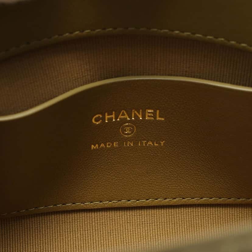 Chanel Quilted Lambskin Leo Shoulder Bag Green Leather Very good condition - Model View