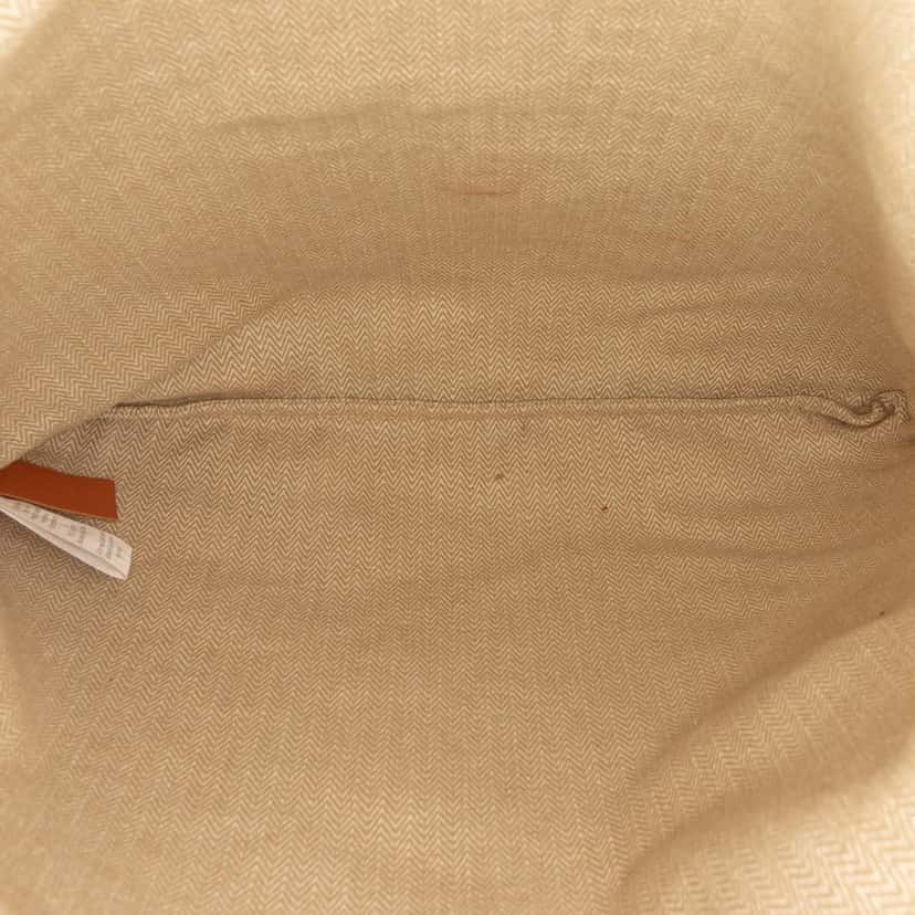 Hermès Toile Aline Grooming Bag MM Beige Good condition - Model View