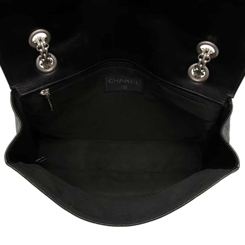 Chanel Chocolate Bar Lambskin Reissue 2.55 Single Flap Black Leather Very good condition - Model View