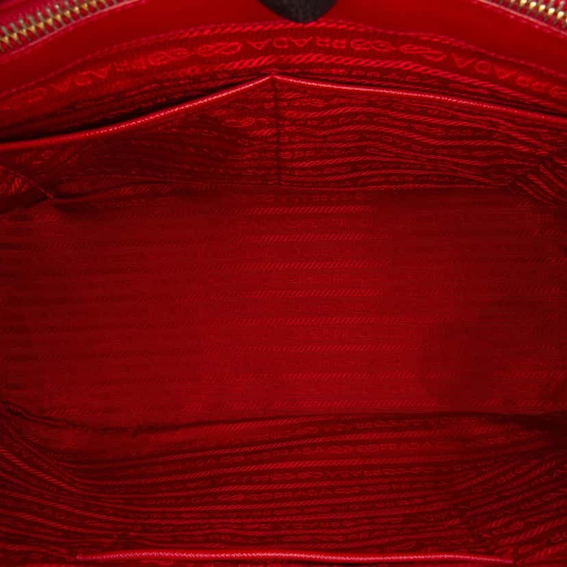 Prada Large Saffiano Lux Galleria Double Zip Satchel Red Leather Very good condition - Model View