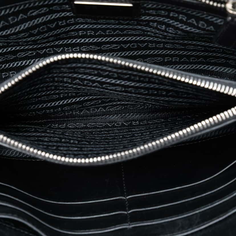 Prada Saffiano Clutch Black Leather Very good condition - Model View