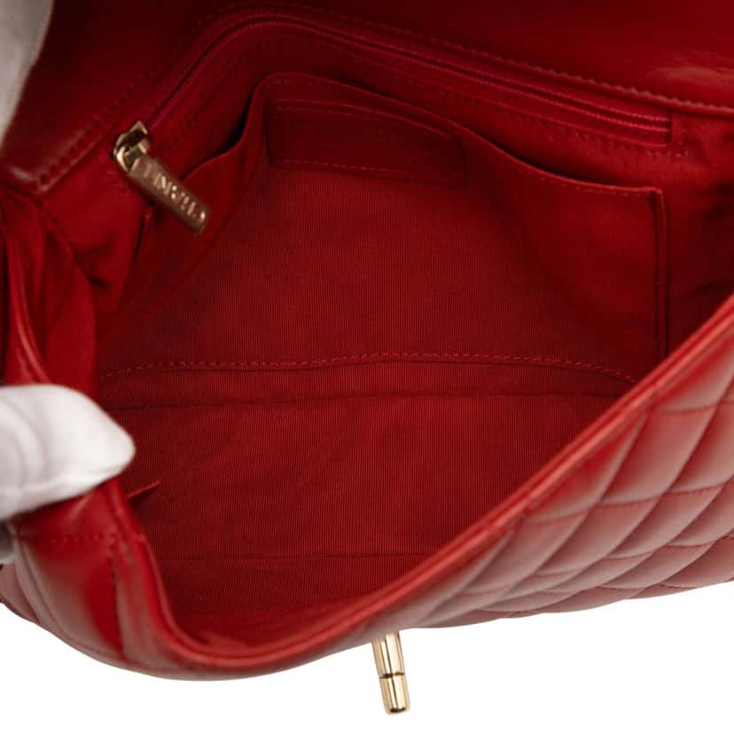 Chanel CC Quilted Calfskin Ruffle Strap Flap Red Leather Very good condition - Model View