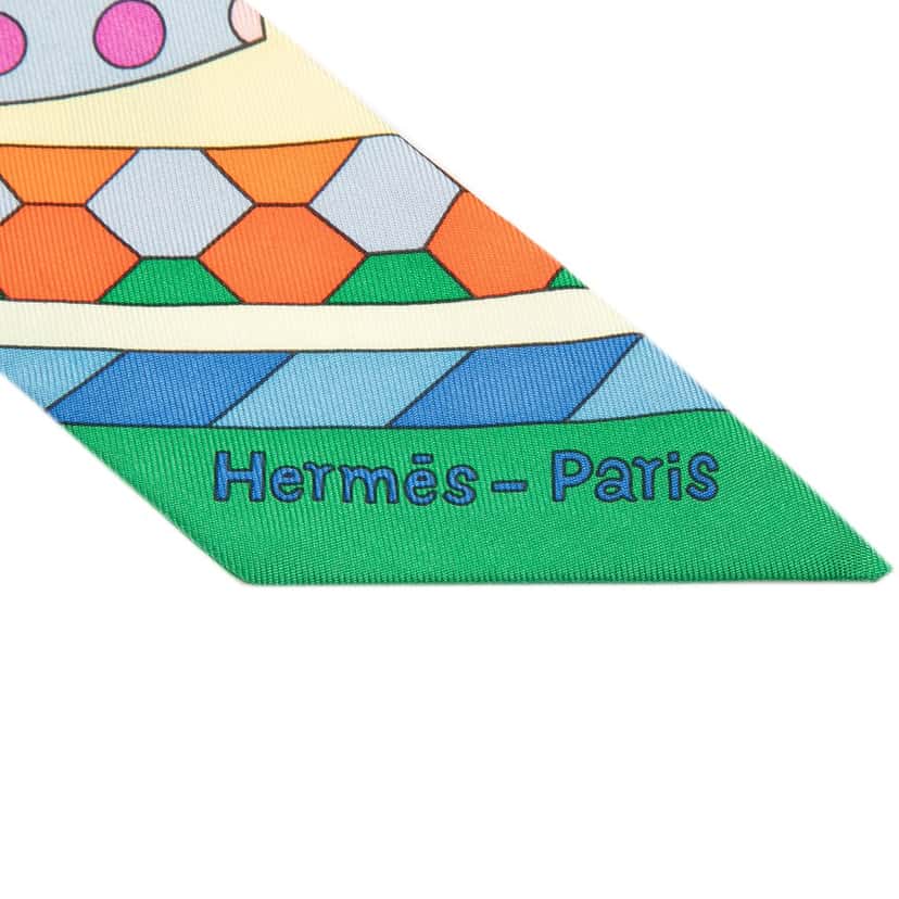 Hermès Les Murmures De La Foret Silk Twilly Scarf Pink Never worn - Model View