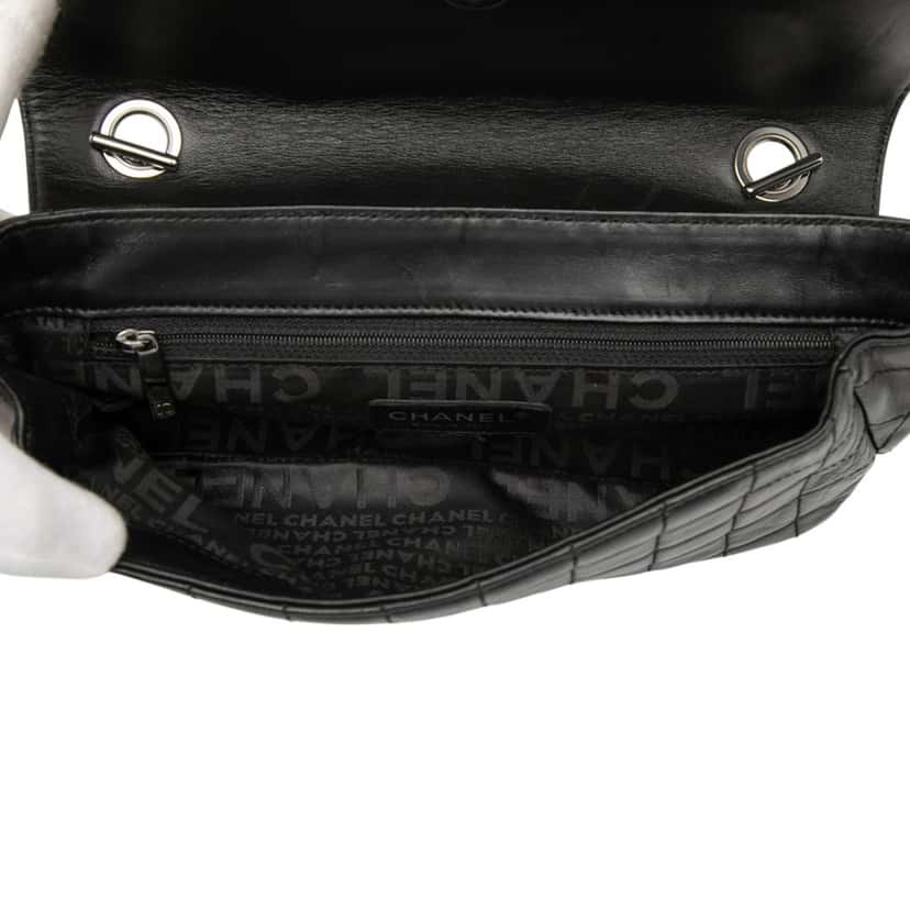 Chanel Camellia CC Choco Bar No 5 Lambskin Shoulder Bag Black Leather Very good condition - Model View