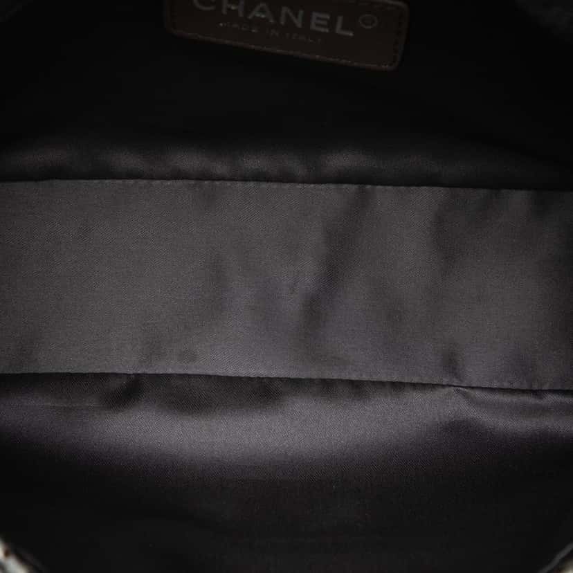 Chanel Medium Reissue Perforated Calfskin Drill Flap Silver Leather Very good condition - Model View