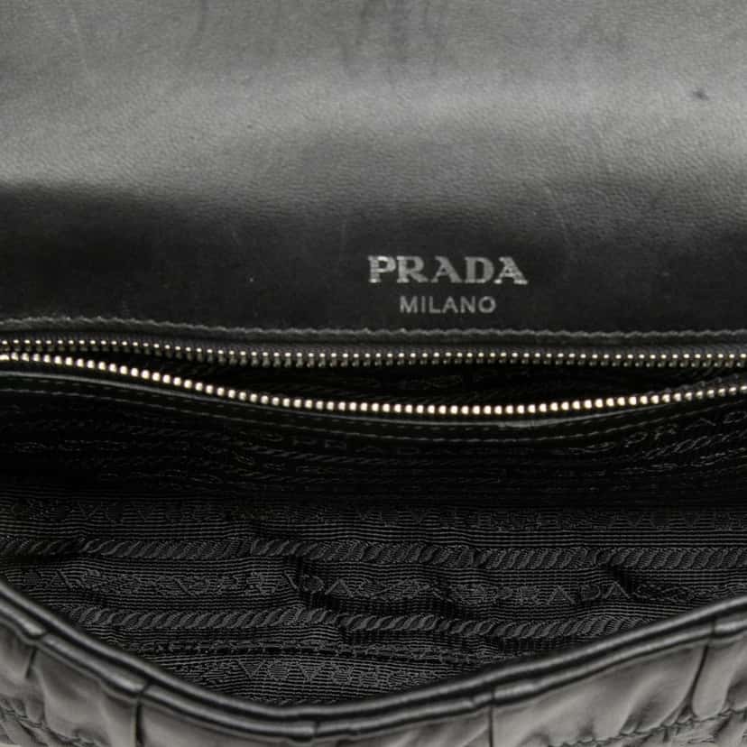 Prada Nappa Gaufre Chain Flap Black Leather Very good condition - Model View