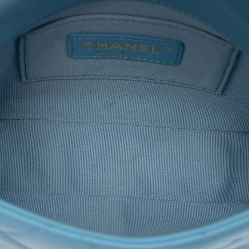 Chanel Mini Quilted Lambskin Lacquered Chain Flap Blue Leather Very good condition - Model View
