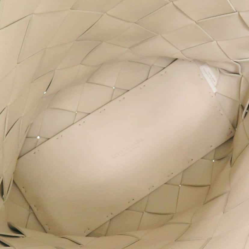 Bottega Veneta Lambskin Maxi Intrecciato Cabat Tote 30 White Leather Very good condition - Model View