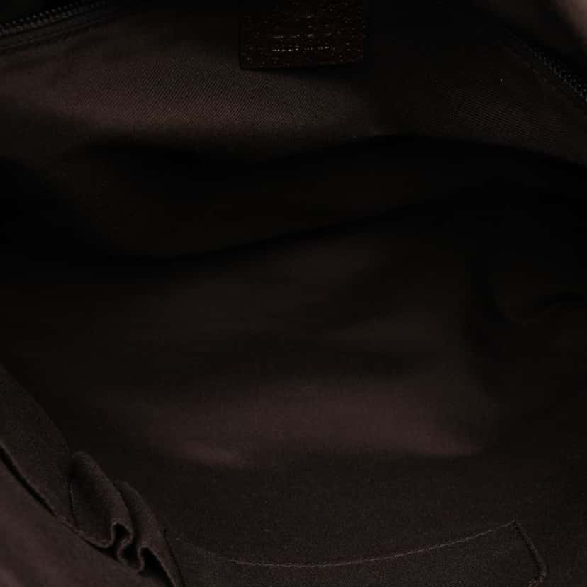 Gucci GG Canvas Messenger Bag Beige Very good condition - Model View