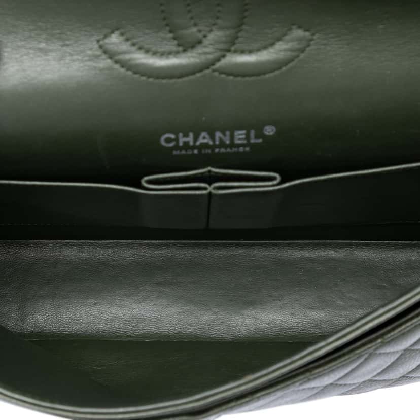 Chanel Medium Classic Caviar Double Flap Green Leather Very good condition - Model View