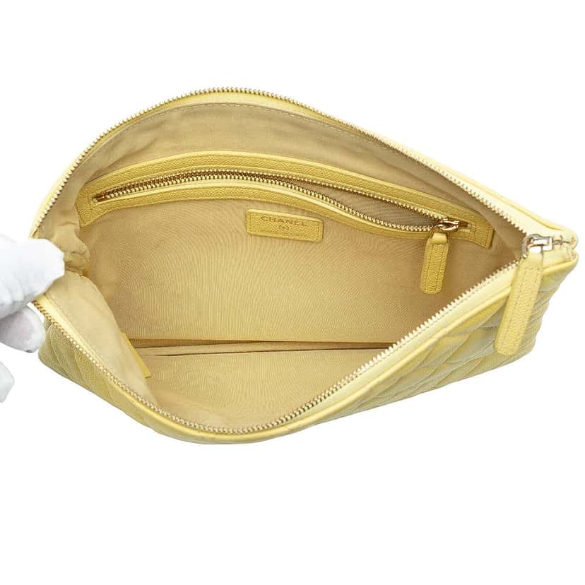 Chanel Medium Quilted Caviar O Case Clutch Yellow Leather Good condition - Model View