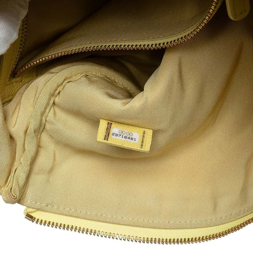 Chanel Medium Quilted Caviar O Case Clutch Yellow Leather Good condition - Box View