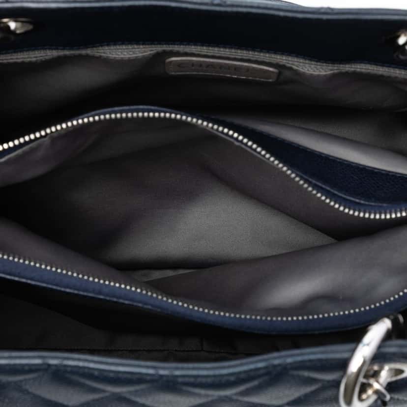 Chanel Caviar Grand Shopping Tote Blue Leather Very good condition - Model View