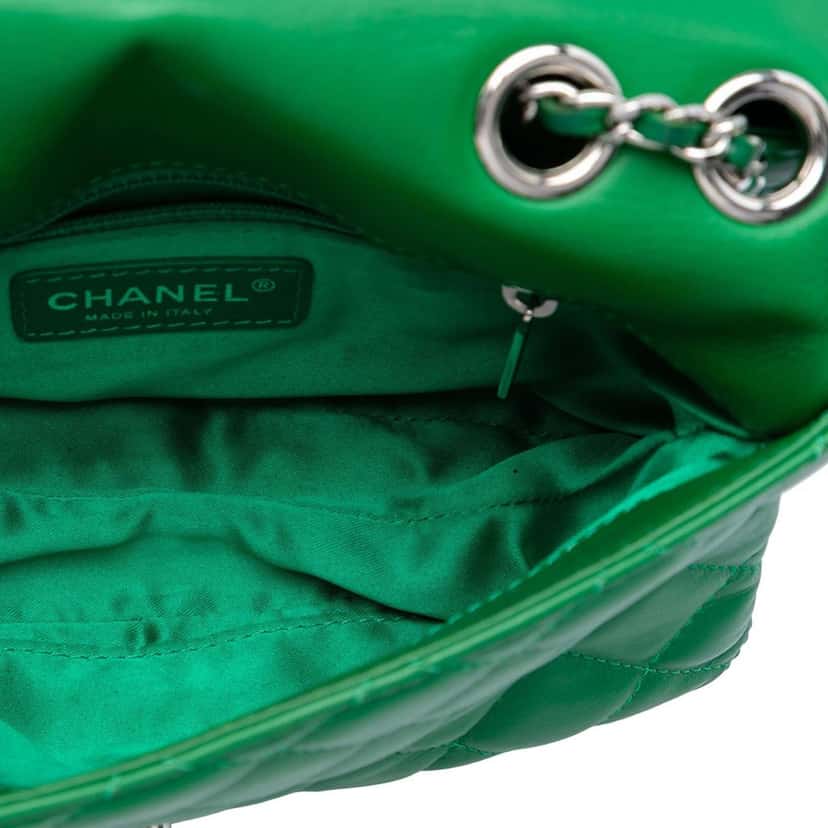 Chanel Small Quilted Lambskin 3 Flap Green Leather Very good condition - Model View