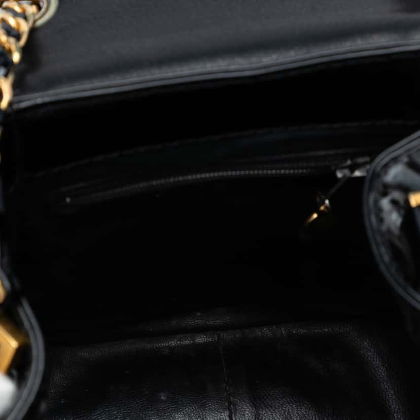 Chanel CC Patent Flap Crossbody Black Leather Very good condition - Model View