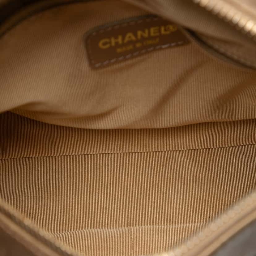 Chanel CC Chocolate Bar Metallic Lambskin Shoulder Bag Gold Leather Very good condition - Model View