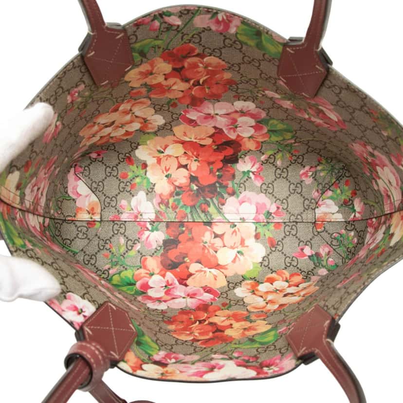 Gucci Small GG Supreme Blooms Reversible Tote Beige Very good condition - Model View