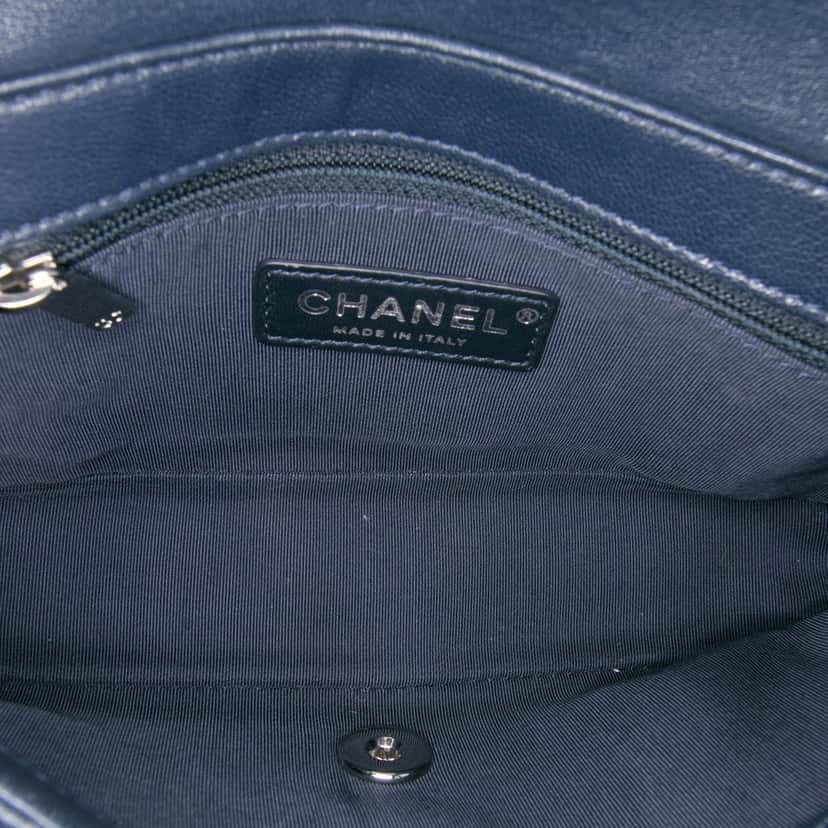 Chanel Small Quilted Sheepskin Mademoiselle Vintage Flap Blue Leather Very good condition - Model View