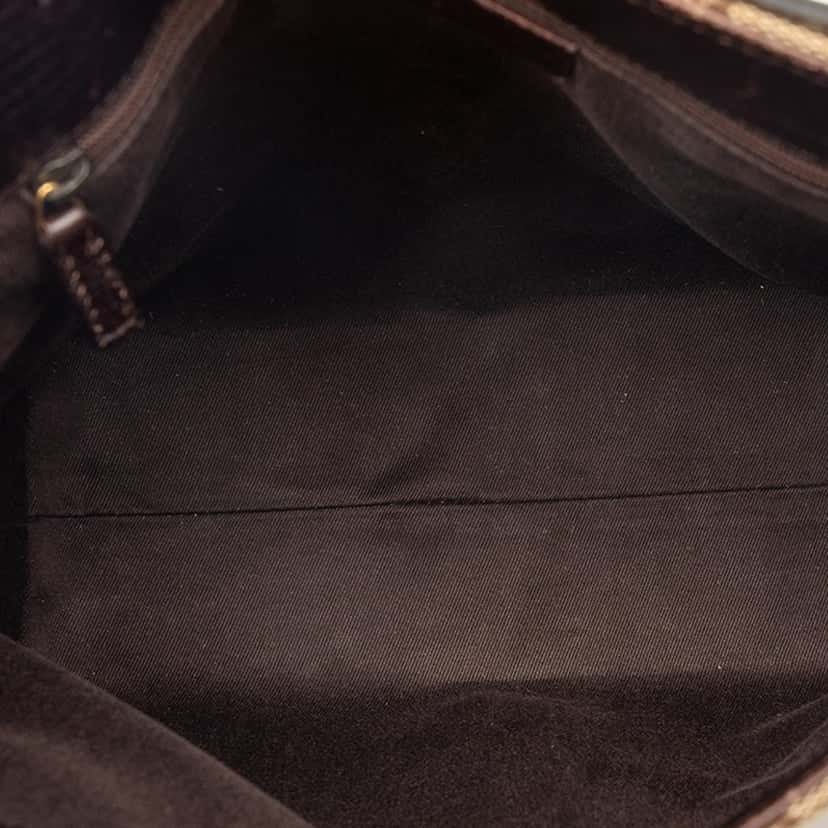 Gucci GG Canvas Tote Beige Very good condition - Model View