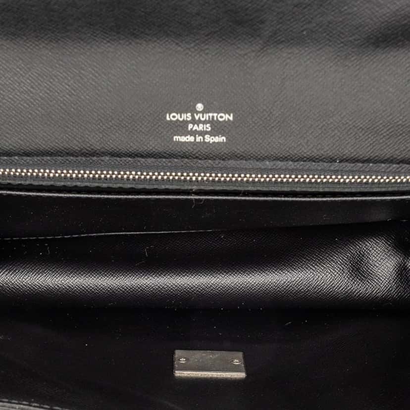 Louis Vuitton Taiga Selenga Black Leather Very good condition - Model View