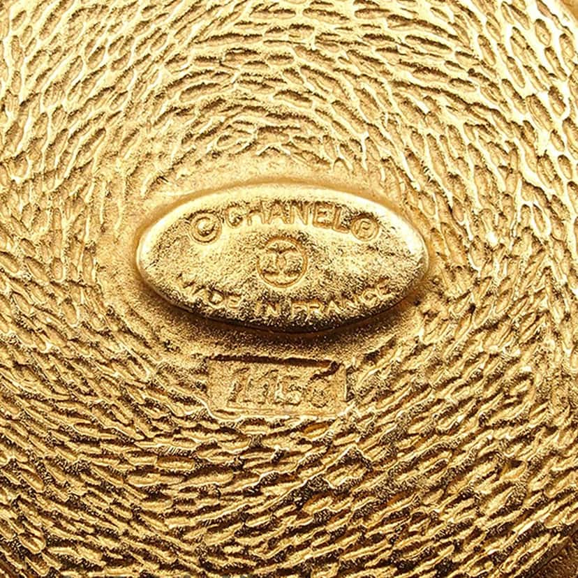 Chanel Gold Plated 31 Rue Cambon Medallion Brooch Gold Metal Very good condition - Model View