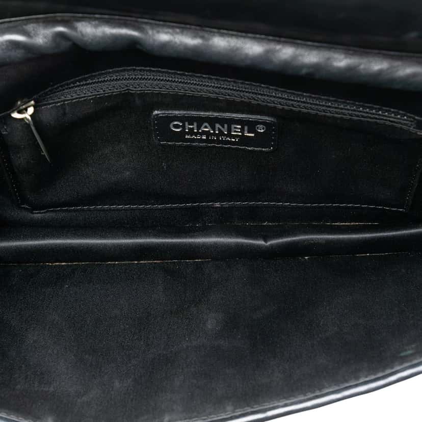 Chanel CC PVC Wool and Leather Scale East West Flap Black Plastic Very good condition - Model View